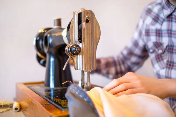 Процесс шитья на старой швейной машине — стоковое фото