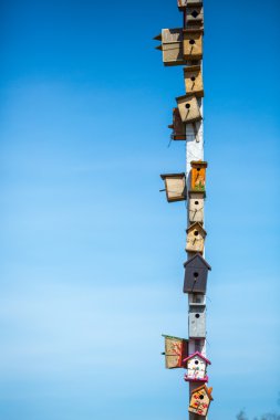 Mavi gökyüzü üzerinde iç içe geçmiş kutular