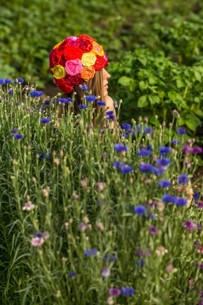 Mujer joven sentada en un campo —  Fotos de Stock