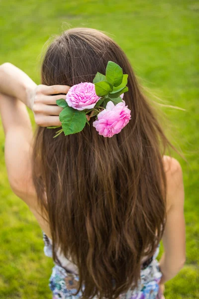 Blommor i håret — Stockfoto