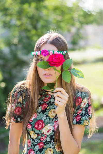 Kvinna dölja ansiktet med blomma — Stockfoto