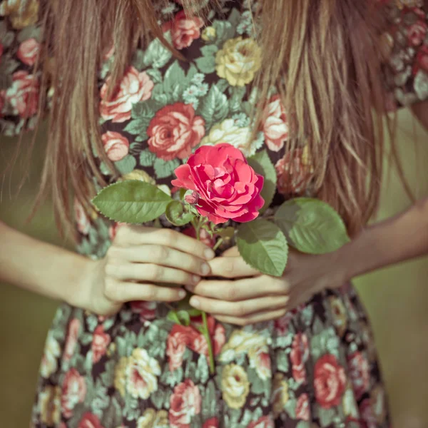 Mujer triste con flor —  Fotos de Stock