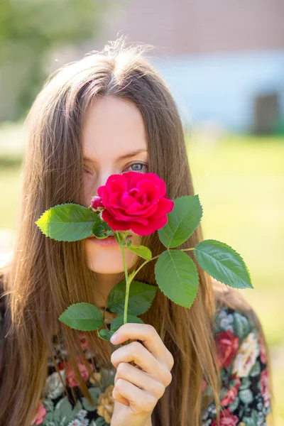 悲しい女の花を持つ — ストック写真