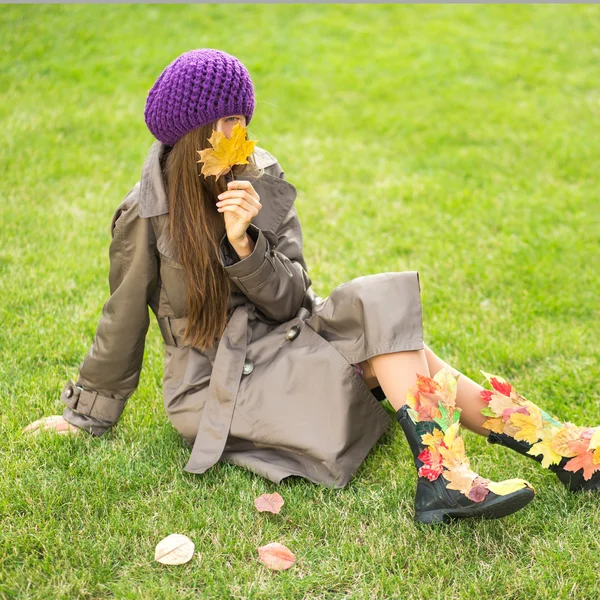 Hermosa chica en el parque de otoño — Foto de Stock