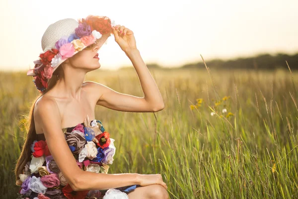 Vrouw in retro hoed — Stockfoto