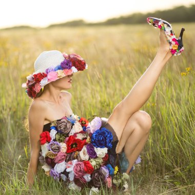 güzel bir kadın çiçek şapka ve kıyafet