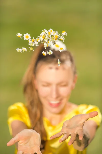 Vrouw met kamille bloemen — Stockfoto