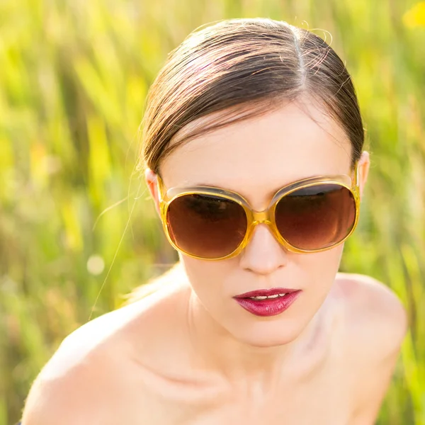 Femme de mode dans les lunettes de soleil — Photo