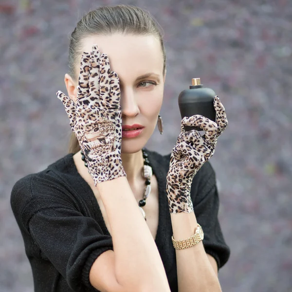 Mode vrouw met parfum — Stockfoto