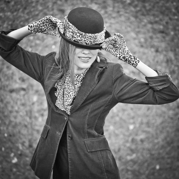 Mode kvinna i hatt — Stockfoto