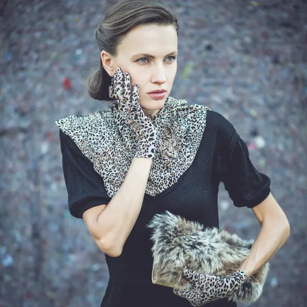 Mulher de moda em acessórios de leopardo — Fotografia de Stock