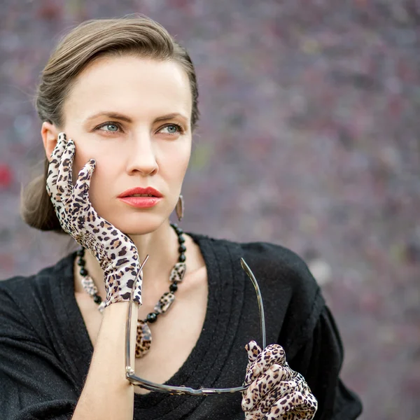 Mode vrouw in Luipaard accessoires — Stockfoto