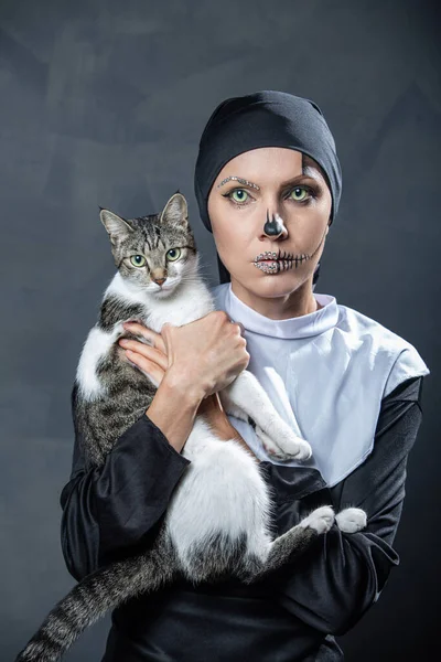 Bella Suora Con Trucco Halloween Che Tiene Gatto Sfondo Grigio — Foto Stock