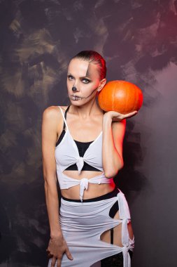 Cadılar Bayramı Balkabağı ile cadı