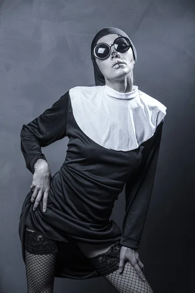 Mulher Bonita Vestindo Roupa Freira Maquiagem Halloween Sobre Fundo Cinza — Fotografia de Stock