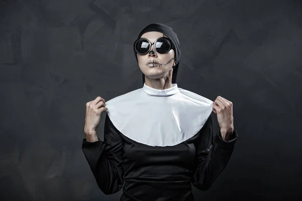 Schöne Frau Trägt Nonne Kostüm Und Halloween Make Über Dunkelgrauem — Stockfoto