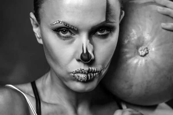Retrato Blanco Negro Una Hermosa Bruja Con Calabaza Halloween Sobre — Foto de Stock