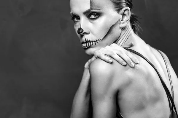 Retrato Mulher Bonita Com Maquiagem Halloween Brilhante Traje Preto Branco — Fotografia de Stock