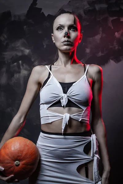 Parlak cadılar bayramı makyajı ve siyah beyaz kostümü olan güzel bir kadının portresi.