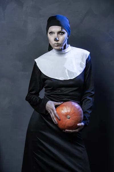 Bella Donna Che Indossa Costume Suora Trucco Halloween Sfondo Grigio — Foto Stock