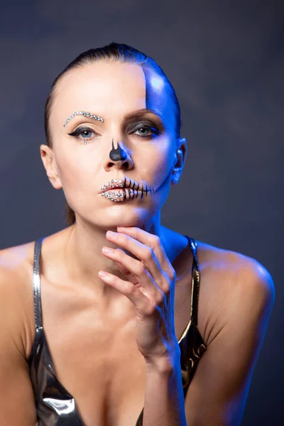 Mulher Elegante Vestido Noite Com Penteado Maquiagem Halloween — Fotografia de Stock