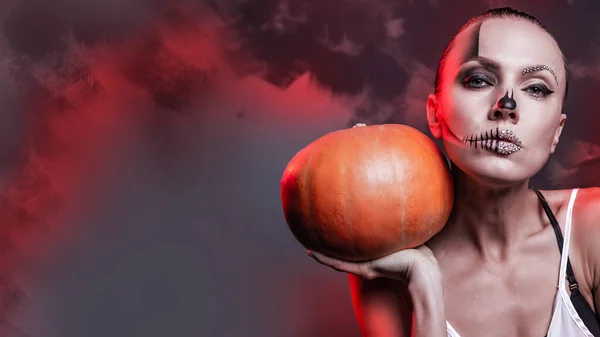 Ritratto Bella Donna Con Luminoso Trucco Halloween Che Tiene Pomkin — Foto Stock