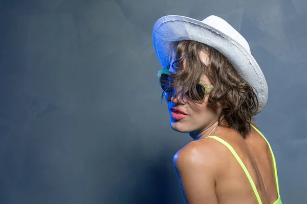 Retrato Mujer Joven Sombrero Blanco Gafas Sol Traje Baño Amarillo — Foto de Stock