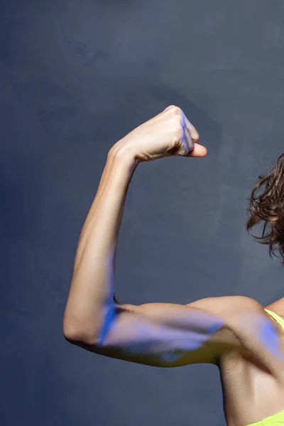 Szczupła Kobieta Wytrenowane Kobiece Ciało Dziewczyna Pokazująca Bicepsy — Zdjęcie stockowe