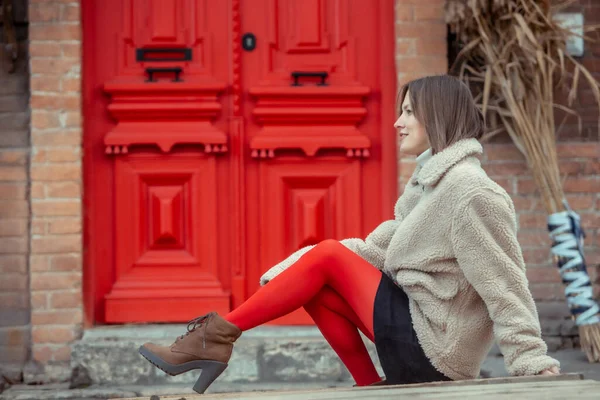 Giovane Donna Che Cammina Strada Autunno Inverno — Foto Stock