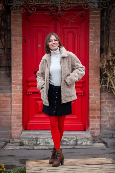 Junge Frau Läuft Herbst Oder Winter Auf Der Straße — Stockfoto