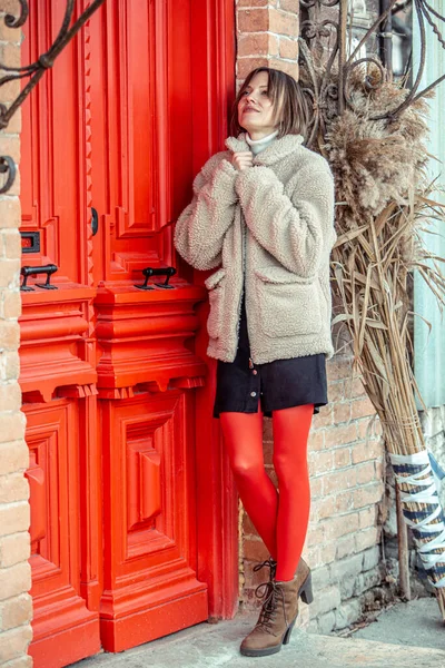 Jonge Vrouw Die Herfst Winter Straat Loopt — Stockfoto