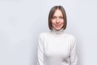 Beyaz üzerine izole edilmiş genç bir kadının portresi, kopyalama alanı