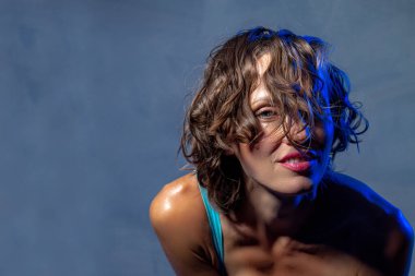 Seksi genç kadın portresi. Kıvırcık saçlı baştan çıkarıcı bir genç kadın.