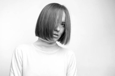 Beyaz, siyah ve beyaz izole edilmiş genç üzgün kadın portresi