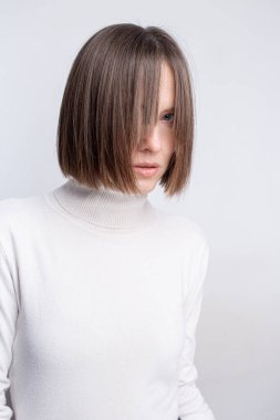 Kameraya bakan genç bir kadının portresi.