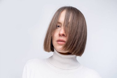 Beyaz üzerine izole edilmiş genç bir kadının portresi, kopyalama alanı