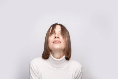  Beyaz üzerine izole edilmiş genç bir kadının portresi, kopyalama alanı