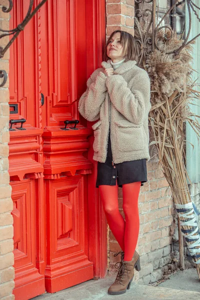 Jovem Mulher Andando Rua Outono Inverno Cenário Cidade Velha — Fotografia de Stock