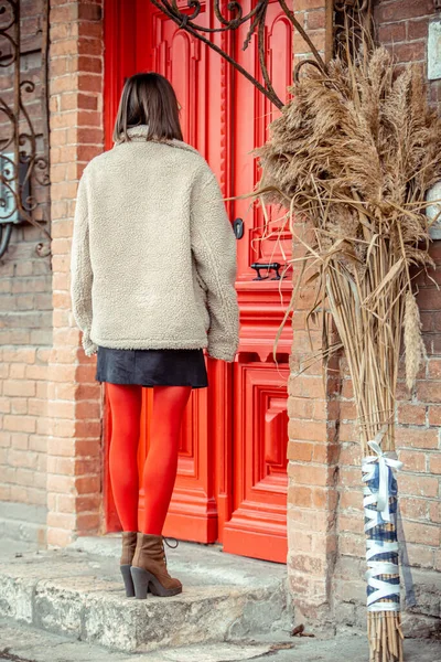 旧市街地の風景の中 秋や冬の街を歩く若い女性 — ストック写真