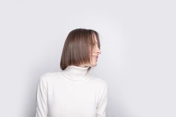 Retrato Jovem Mulher Isolada Branco Espaço Cópia — Fotografia de Stock