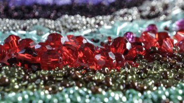 Boncuk pankartı. Çok renkli boncuklar. El işi ve hobi afişi. Boncuk konseptiyle nakış ve dokuma.