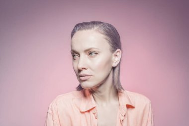 Soluk pembe menekşe arkaplanda güzel bir kadının portresi