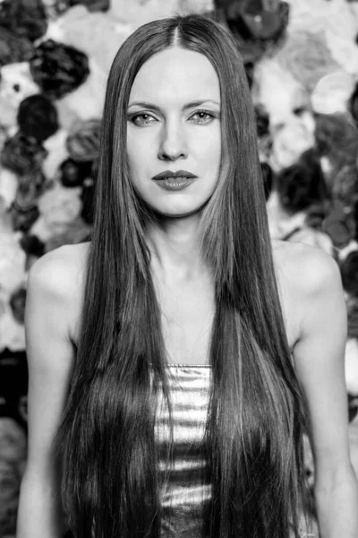 Portret Pięknej Kobiety Długimi Włosami Tle Kwiatu Czarno Biały — Zdjęcie stockowe