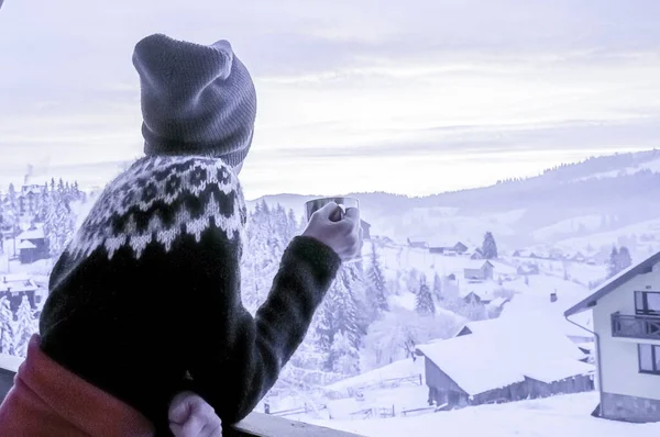 Jonge Vrouw Drinken Koffie Thee Met Uitzicht Winter Berglandschap Afgezwakt — Stockfoto