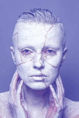 Güzel kadın yaşlanma konsepti, tonlu mor