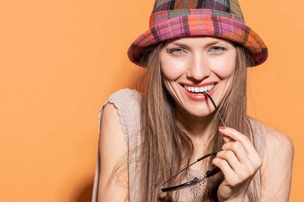 Jonge Blanke Vrouw Met Hoed Stijlvolle Zonnebril Geïsoleerd Kleur Achtergrond — Stockfoto