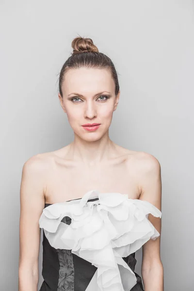 Portret Oszałamiający Modny Model Czarno Białą Sukienką — Zdjęcie stockowe