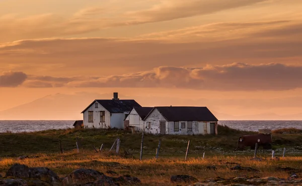 Old abandoned farm at sunset — Stock Photo, Image