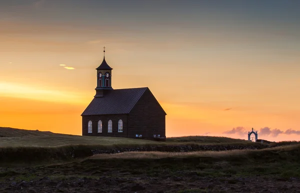 Oude kerk in zonsondergang. — Stockfoto