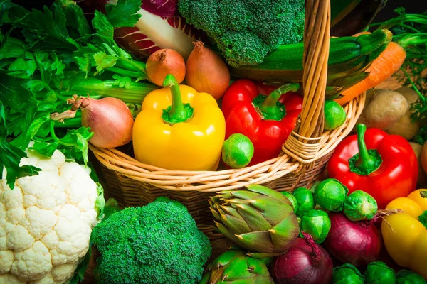 Légumes crus dans un panier en osier — Photo